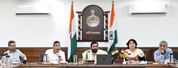 हरियाणा के मुख्यमंत्री नायब सैनी स्वच्छता पखवाड़े पर बैठक लेते हुए