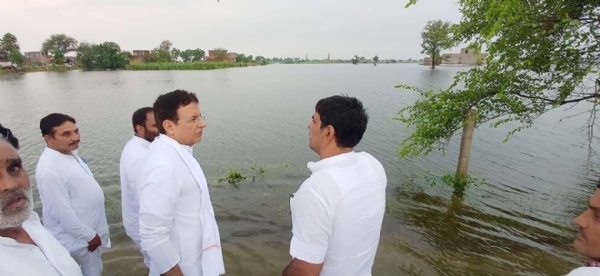 ग्रामीण क्षेत्रों में जायजा लेते रणदीप सुरजेवाला।