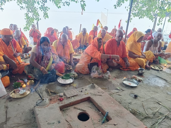 पितरों के मोक्ष हेतु पिंडदान करते श्रद्धालु