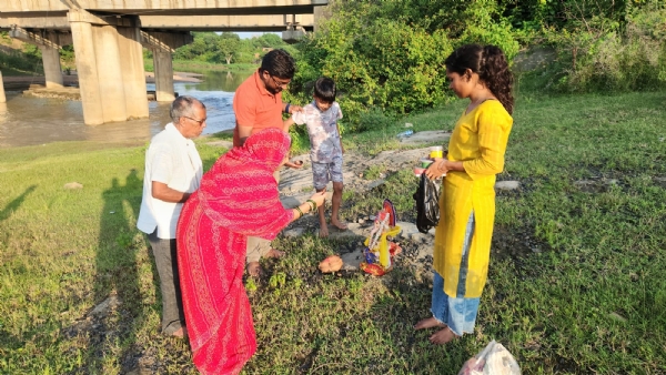 गणेश  विसर्जन के पूर्व पूजन करते