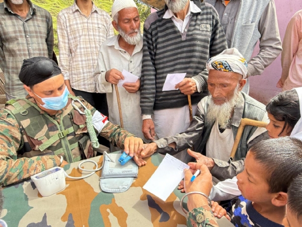 चिकितसा शिविर में मरीजाें की जांच करते डाकटर््