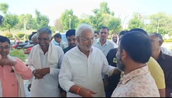कांग्रेस सांसद जयप्रकाश कार्यकर्ताओं से मिलते हुए।