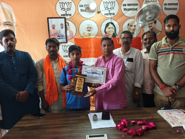 स्वर्ण पदक विजेता अयुषी को सम्मानित करते विधायक राजेन्द्र सिंह पटेल