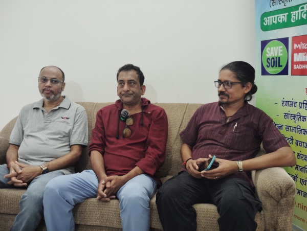 हेमंत पांडे ( बीच में )के साथ नारायण चौहान व दीप अंजुम