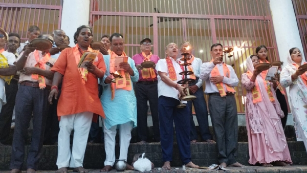 प्राचीन गंगा मंदिर अटल घाट पर श्री रामगंगा मैय्या की महाआरती करते राष्ट्रीय पुजारी परिषद के पदाधिकारी।