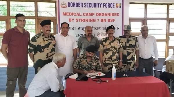 चिकितसा शिविर में लाेगाें की जांच करते डाकटर्