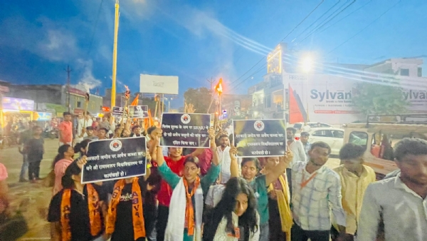 अखिल भारतीय विद्यार्थी परिषद ने मशाल जुलूस निकाल कर किया प्रदर्शन