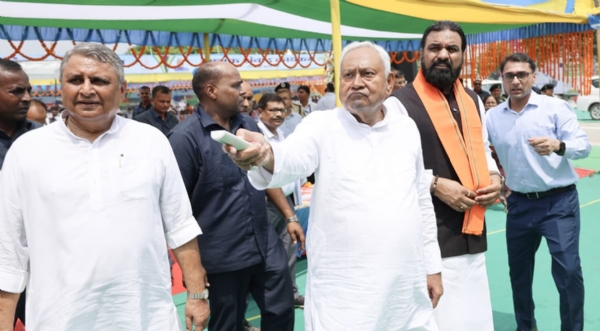 बक्सर जिले में करोड़ों की योजनाओं का उद्धाटन-शिलान्यास करते मुख्यमंत्री नीतीश