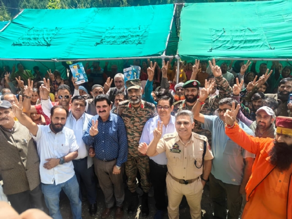 साैर उरजा से चलने वाली लाईटें वितिरत करने के दाैरान सेना के अधिकारी