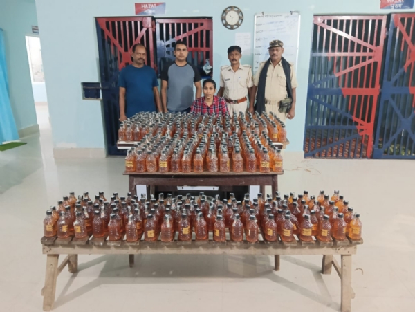 नेपाल बॉर्डर पर पुलिस की बड़ी कार्रवाई , 138 लीटर नेपाली शराब जब्त