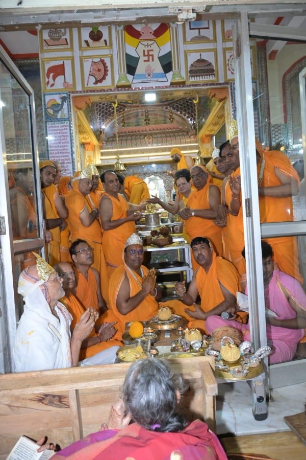 अनन्त चतुर्दशी पर दिगम्बर जैन मंदिरों में हुई चौबीस तीर्थंकरो की मण्डल विधान पूजा