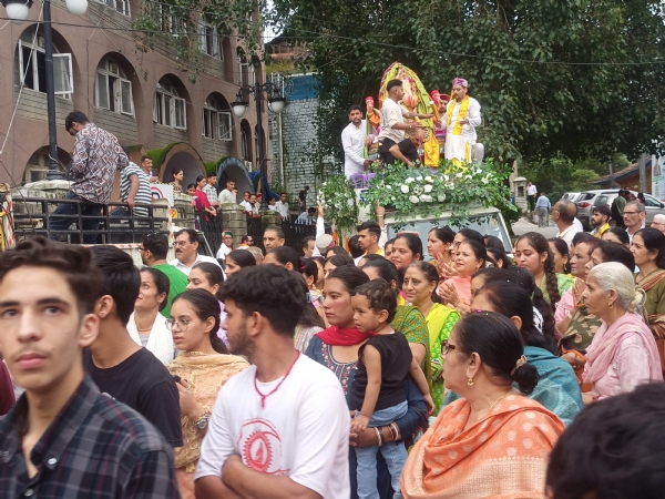 मंडी शहर में गणेश प्रतिमा को विसर्जन के लिए ले जाते हुए।