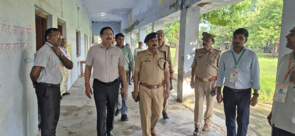 निरीक्षण करते जिलाधिकारी