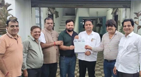 छत्तीसगढ़ चेंबर के प्रदेश अध्यक्ष सतीश थौरानी जतिन नचरानी को नियुक्ति पत्र साैंपते