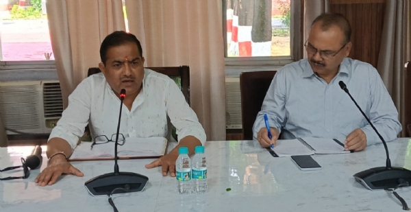 सर्किट हाउस सभागार में बिजली अधिकारियों के साथ बैठक को संबोधित करते कुंदरकी विधायक ठाकुर रामवीर सिंह।