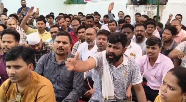 धरना देते कार्यपालक सहायक