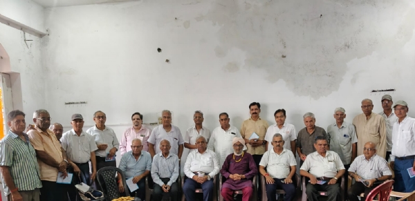 वरिष्ठ नागरिकों की बैठक
