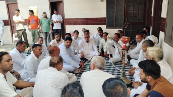 मंगलपुर गांव में सतबीर श्योकंद के निधन पर शोक प्रकट करने पहुंचे पूर्व डिप्टी सीएम दुष्यंत चौटाला।