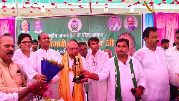 अररिया फोटो:प्रदेश अध्यक्ष का स्वागत करते राजद कार्यकर्ता