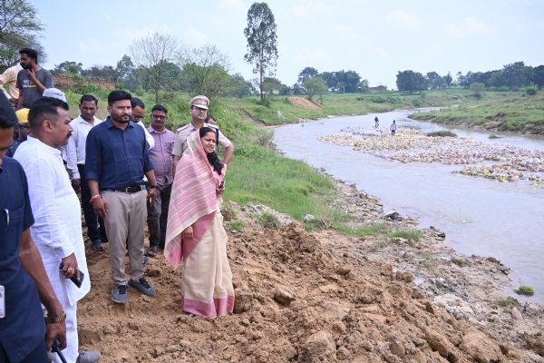 महिला एवं बाल विकास मंत्री लक्ष्मी राजवाड़े गोबरी नदी पर निर्माणाधीन अस्थायी रपटा पुल का स्थल निरीक्षण करती हुईं
