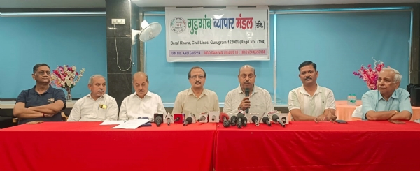 गुरुग्राम में पत्रकारों से बात करते गुडग़ांव व्यापार मंडल के प्रधान रोशन लाल मंगला व अन्य व्यापारी।