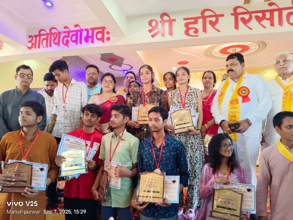 फोटो - मेधावी छात्रों को सम्मानित करते हुए