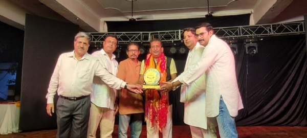 हेमंत पांडे का स्वागत करते हुए मुख्य अतिथि