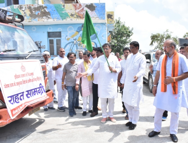 बाढ़ राहत सामग्री से भरे ट्रक को हरी झंडी दिखाकर अमृतसर के लिए रवाना करते भाजपा के राष्ट्रीय सचिव ओमप्रकाश धनखड़।