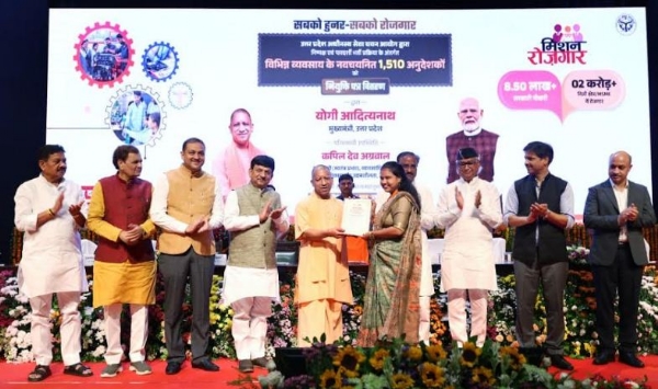नियुक्ति पत्र देते मुख्यमंत्री योगी आदित्यनाथ