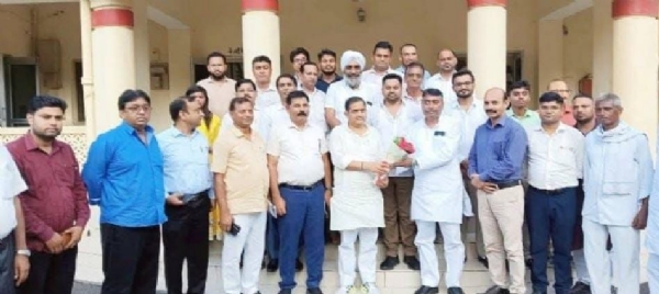 स्ववित्तपोषित विधि महाविद्यालय एसोसिएशन के सभी नवमनोनीत पदाधिकारी विधायक रामवीर सिंह का स्वागत करते हुए।