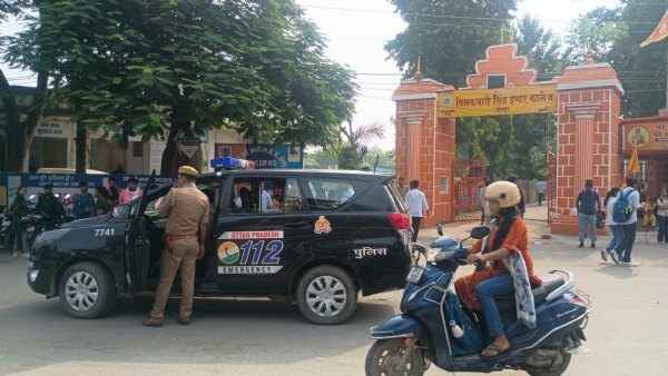 सुरक्षा व्यवस्था में लगी पुलिस