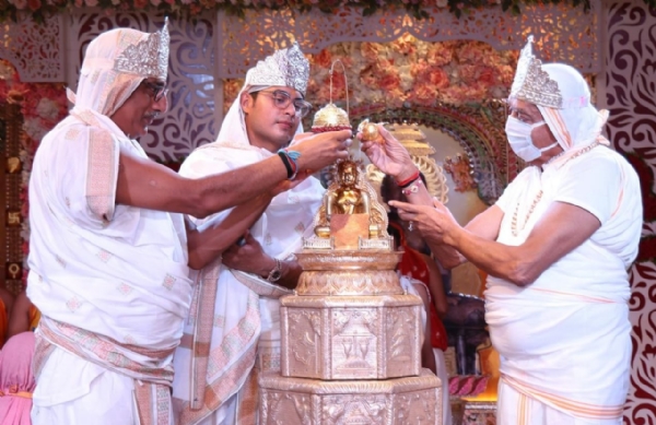 लोहागढ़ स्थित जैन मंदिर में पूजा अर्चना करते श्रद्धालु।