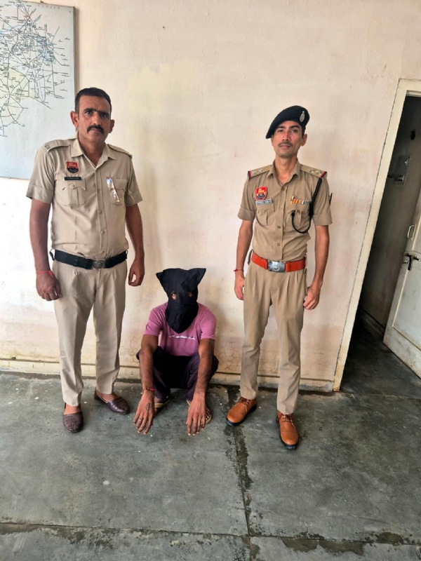 टोहाना। स्नैचिंग मामले में गिरफ्तार युवक।