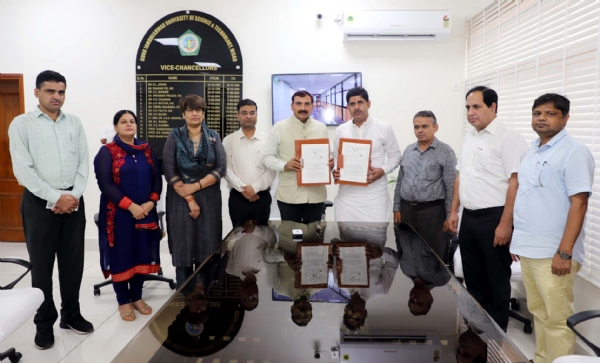 कुलपति प्रो. नरसी राम बिश्नोई तथा जियो गीता के अध्यक्ष डा. तरूण एमओयू का आदान-प्रदान करते हुए।