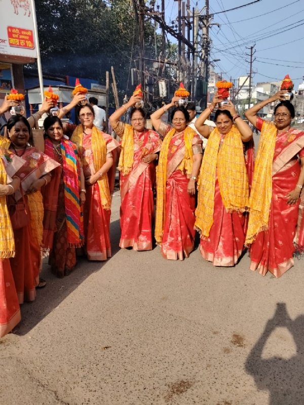 अनुष्ठान में शामिल महिला सदस्यगण