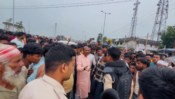 अररिया फोटो:सड़क हादसे के बाद जमा भीड़ और पूर्व सांसद