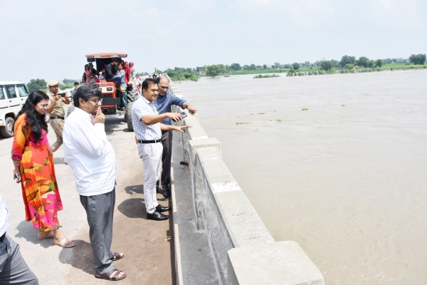 जिला उपायुक्त डॉ हरीश कुमार वशिष्ठ यमुना नदी पर अधिकारियों के साथ जायज लेते हुए