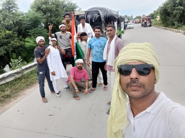 पंजाब में बाढ़ पीडि़तों की मदद के लिए पहुंचे रोज खेड़ा से ग्रामीण।