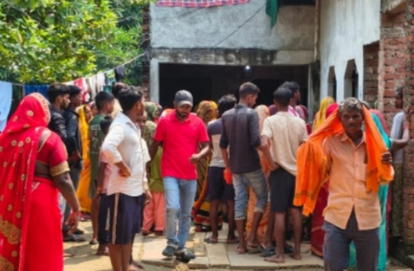 मृत किशोर शनि के घर पर जुटे लोग।