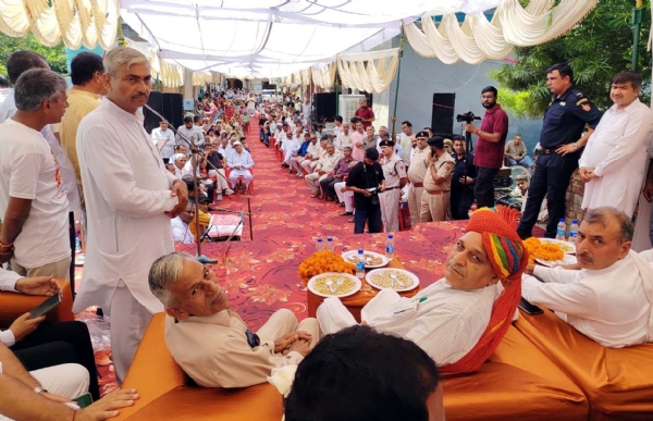 सम्मान समारोह के दौरान उपस्थित कैबिनेट मंत्री रणबीर सिंह गंगवा व अन्य।