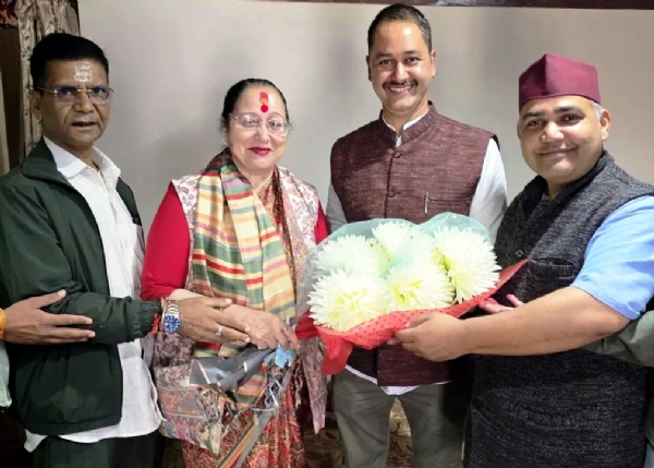 जिला उपाध्यक्ष बनने पर पोखरिया का अभिनंदन करते विधायक एवं अन्य।