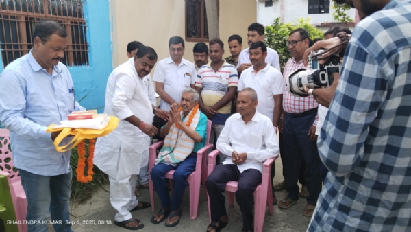 शिक्षको को सम्मानित करते गन्ना मंत्री कृषनंदन पासवान
