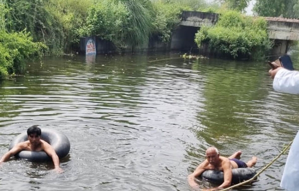 सोनीपत: हुललेहड़ी गांव में अंडरब्रिज के  नीचे लगभग 13 फुट पानी से निकल कर आते हुए संजय