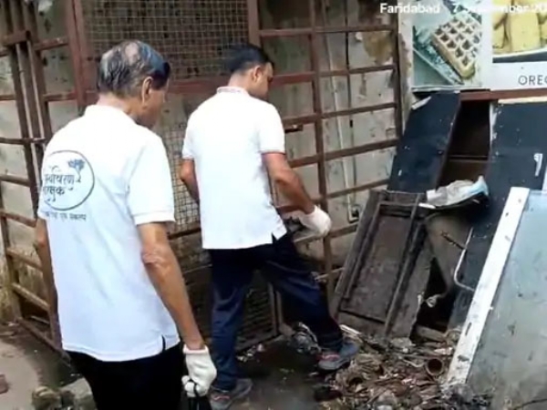 नगर निगम कमिश्नर धीरेंद्र खडग़टा सैनिक कॉलोनी की मार्किट में सफाई करते हुए।