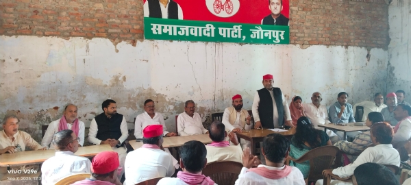 सपा की मासिक बैठक को संबोधित करते हुए जिलाध्यक्ष राकेश मौर्य