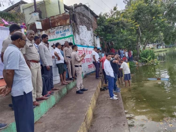 गणेश विसर्जन के दौरान डूबे युवक की तलाश करती एसडीआरएफ की टीम