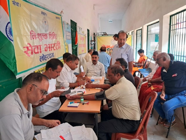 स्वास्थ्य शिविर में मौजूद लोग
