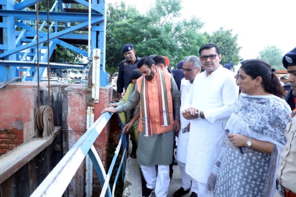 फतेहाबाद। बलियाला हैड का निरीक्षण करते सीएम नायब सिंह सैनी।