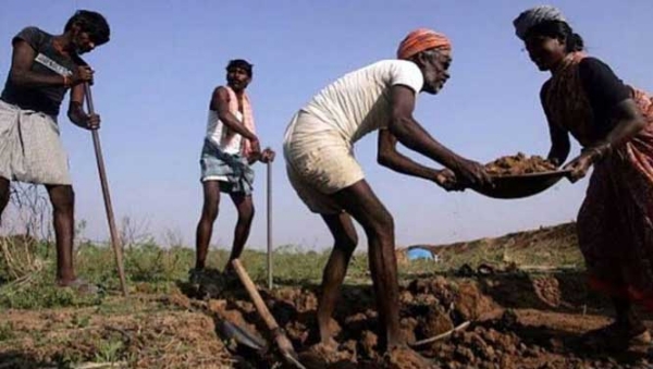 मजदूरों की फाईल फाेटाे