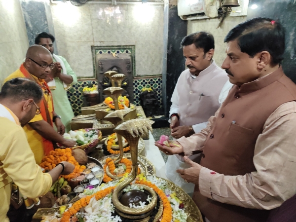 मुख्यमंत्री डॉ. यादव ने देवतालाब शिव मंदिर में भगवान शिव की पूजा अर्चना और रुद्राभिषेक किया